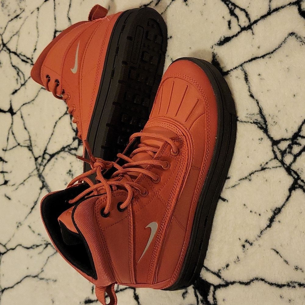 Nike acg boots 4y new no box